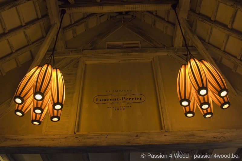 Cotton pendel lampen in 2 houtsoorten in restaurant